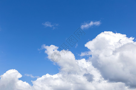 蓝色天空背景白云阳光明媚的夏日或春雨云图片