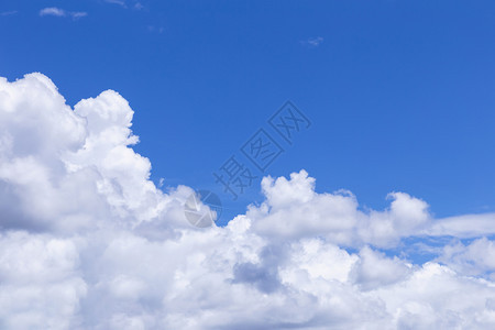 蓝色天空背景白云阳光明媚的夏日或春雨云图片