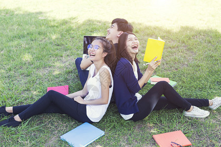 一群学生在草坪上欢乐的阅读图片