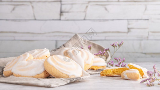 餐桌上巾纸的白糖甜食图片