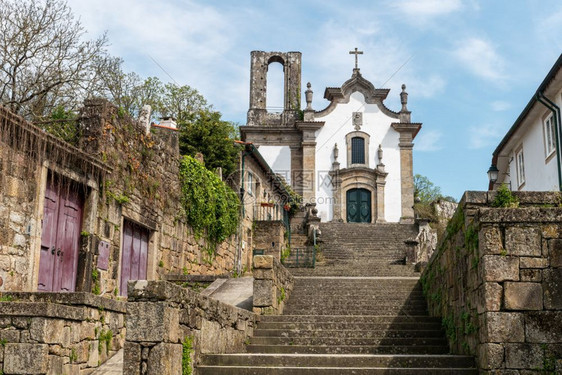在PontedlimaPortugal历史中心的地方教堂图片