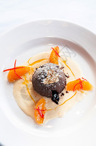 法国甜点巧克力味熔岩蛋糕香草酱柑橘和金叶图片