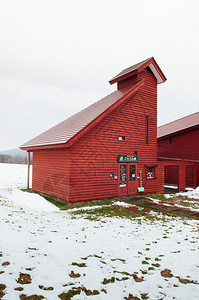 冬季积雪时的红木谷仓图片