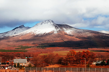 冬季北海道山的科马加塔克与干燥美丽的彩色森林图片