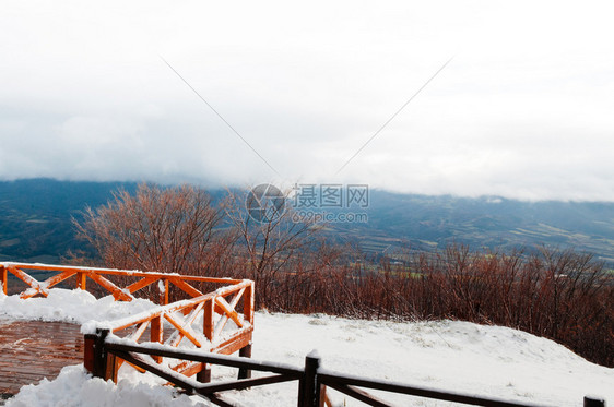 清晨乌鲁里冬季的山景点图片