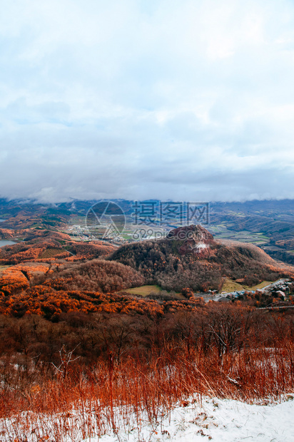 乌鲁利冬有秋叶黄色树从uszan山空中观看图片