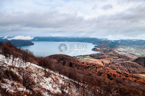 乌鲁利冬有秋叶黄色树从uszan山空中观看图片