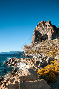 美丽的山洞岩和黄色的塔霍湖阳光明媚的夏日图片