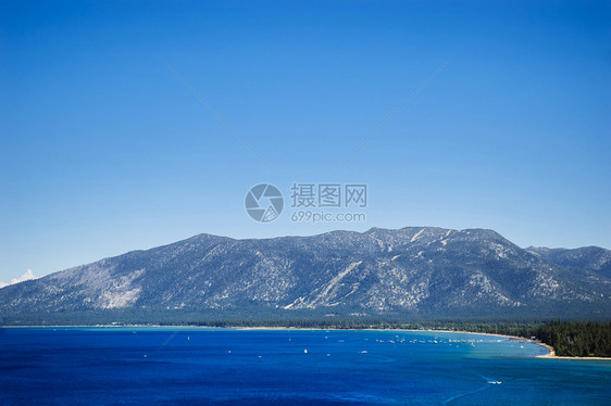 绿宝石湾Tahoe湖西耶拉内瓦达山脉中卡利弗罗尼亚淡水湖图片