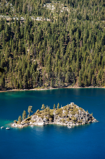 绿宝石湾Tahoe湖西耶拉内瓦达山脉中卡利弗罗尼亚淡水湖图片