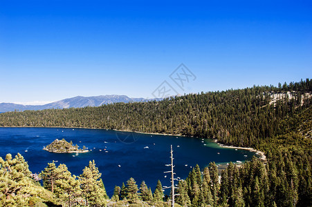 绿宝石湾Tahoe湖西耶拉内瓦达山脉中卡利弗罗尼亚淡水湖图片