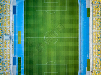 无人驾驶飞机在空中拍摄足球场地图片