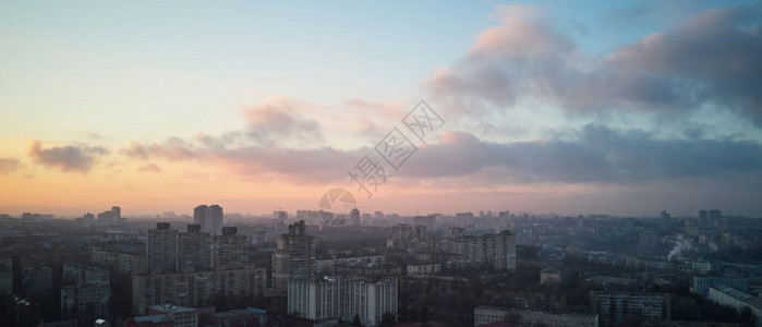日出时鸟瞰基辅市美丽的天空中云朵缭绕日出时鸟瞰城市图片