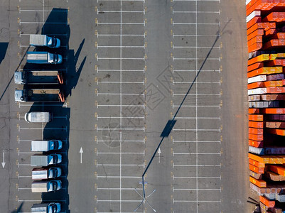 Kievukraine无人机航拍停车场的仓库和卡车图片