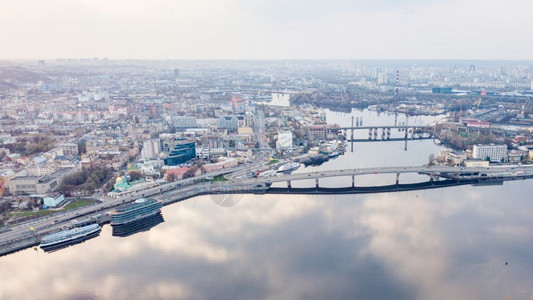 无人机在空中拍摄的城市美景图片