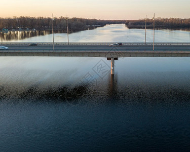 乌克兰库伊夫的两条桥上有汽车在行驶中背景图片