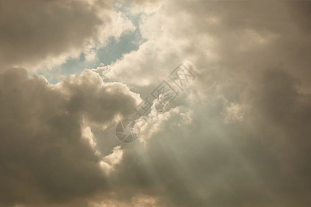阳光云层天空中的白云和太阳光芒云层中白天空和太阳光芒背景