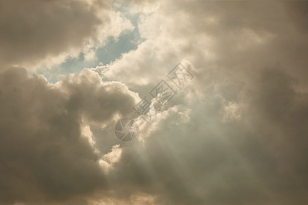 天空中的白云和太阳光芒云层中白天空和太阳光芒图片
