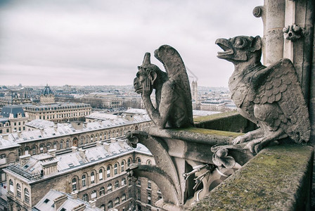 一个无聊的加盖尔坐在下面测量法国城市风景的女神上面加盖尔坐在的上面图片