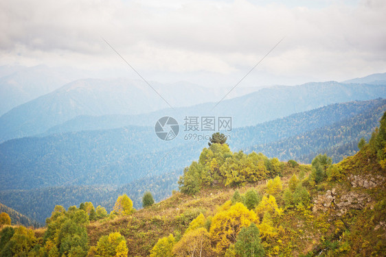 秋天的山丘景貌图片