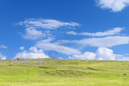 天空和广阔的草原图片