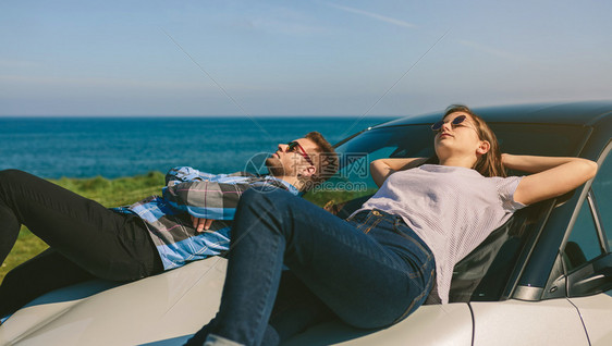 躺在挡风玻璃上休息的夫妻图片