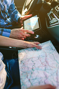 夫妇比较纸面和GPS导航仪图片