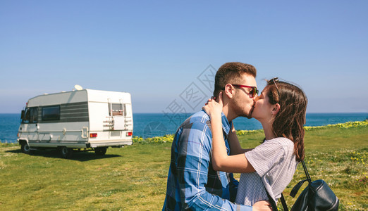 情侣在露营地接吻图片