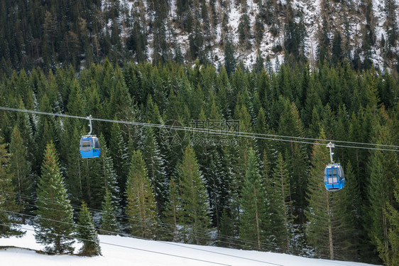 奥特里亚的缆车穿越阿尔卑斯山图片
