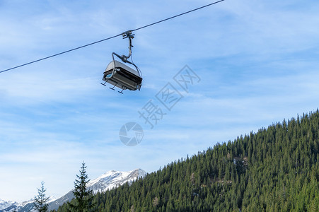 奥特里亚的缆车穿越阿尔卑斯山图片