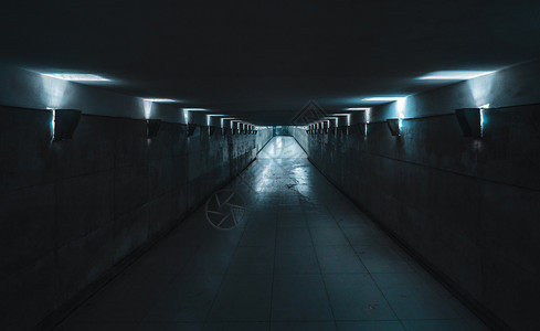 监狱神秘吓人害怕漫长和黑暗的地下通道光线暗淡冰蓝的光线照得很差