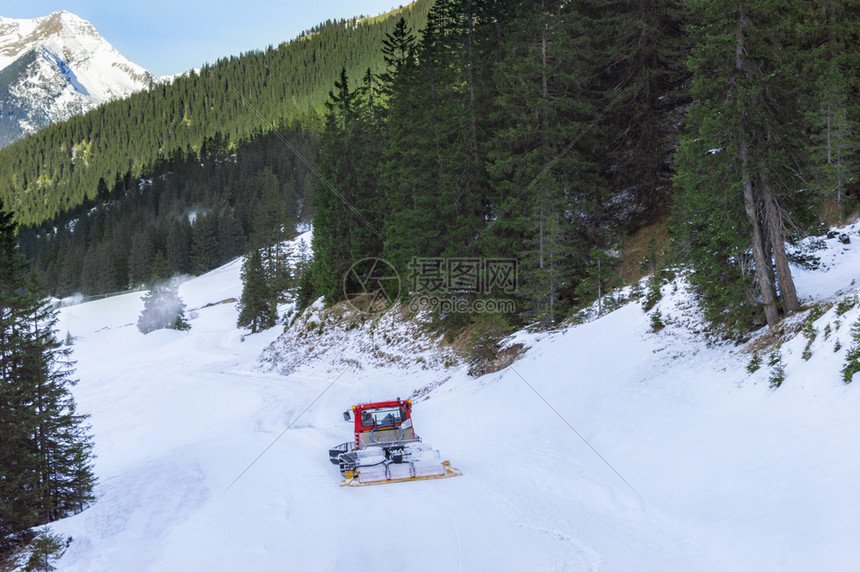 雪山的峰长青森林和雪猫在中度过12月在厄尔瓦德奥斯特里亚图片