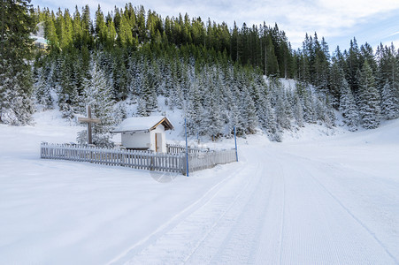 澳洲山脉中部的冬季风景四周有一座小礼拜堂四周有雪墙图片