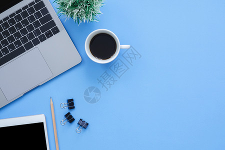 办公桌工作空间平面工作空间模拟照片用笔记本电脑智能手机咖啡和笔记本制作蓝面糊背景的工作空间图片