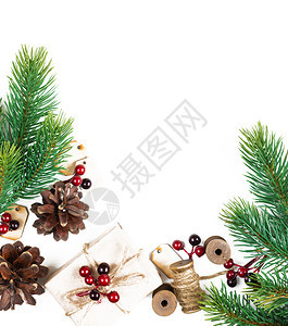 圣诞节框架由fir支枝锥形和礼品盒组成与母蜂捆绑在一起白色背景上孤立有文字空间贺卡网站社交媒体杂志博客艺术家等的固定组成图片