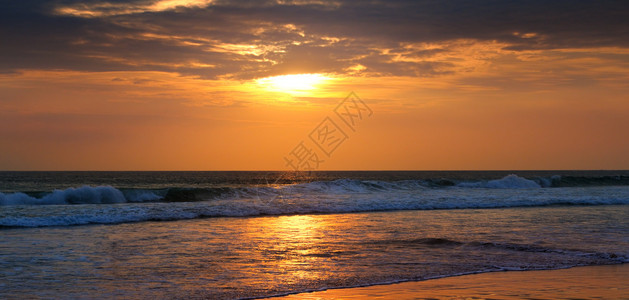 金色太阳在海边升起图片