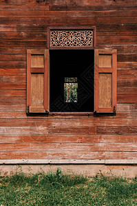 泰国法拉老旧的木屋窗户图片