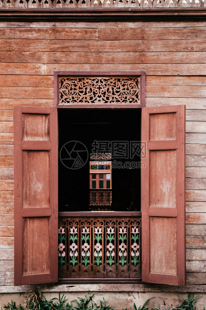 泰国法拉老旧的木屋窗户图片