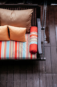 木阳台上的彩色枕头和坐垫图片
