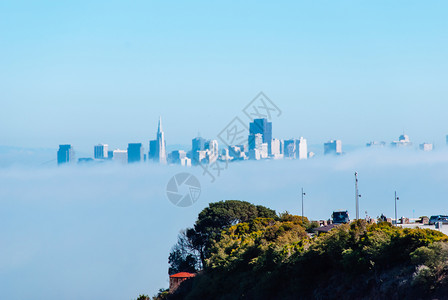 与海滨大雾之日的景现象背景图片