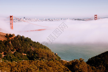 雾里著名的金门桥图片