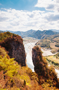 南韩国著名的延道尔悬崖和京狼河充满多彩的秋天森林图片