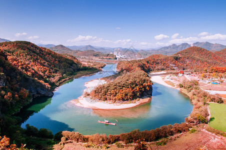 南科雷亚河边的cangwod游艇在seogan河上漂泊在seonam村有著名的观光路线带着多彩的秋林图片