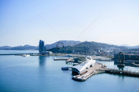 2013年月26日Yeosu南韩Yeosu浮游渡轮和现代展厅图片