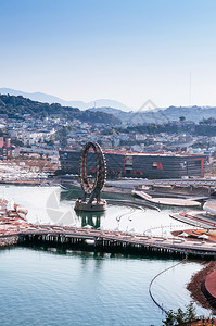 2013年月26日南朝鲜YosuExp港口渡轮背景为城市风图片