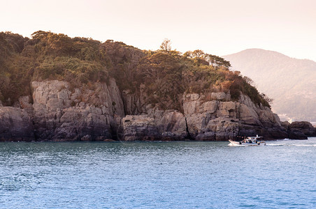 2013年月26日韩国南部Yeosuy港的岩石海岸和斗篷著名的观光游航路线自然景象图片