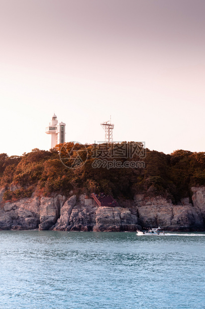 南朝鲜Yosu港的岩石海岸和奥东多灯塔著名的观光游航道自然景象图片