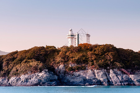 南朝鲜Yosu港的岩石海岸和奥东多灯塔著名的观光游航道自然景象图片