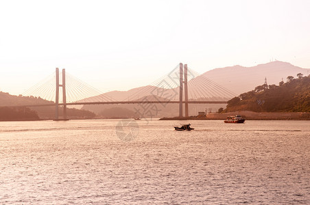 南朝鲜有Geobuksn或Dlsar2桥的Yesu港在观光巡航路线上拍摄景象的著名里程碑图片