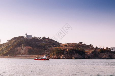 2013年月26日韩国南部Yeosuy港的岩石海岸和斗篷著名的观光游航路线自然景象图片